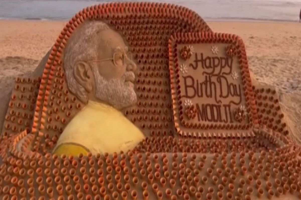 Happy Birthday PM Modi: From 70-Feet Cake To 'Article 370' Laddoo, Modi  Fans Celebrate Big Day - News Nation English