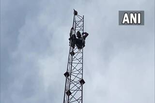 यूपी में मांगों को लेकर ऊंचे टावर पर चढ़ गया युवक, 6 घंटे तक चलता रहा हाई वोल्टेज ड्रामा