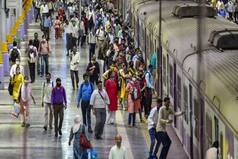 Mumbai Local Update: मुंबई लोकल से जाते हैं ऑफिस तो आज होगी मुश्किल, कई ट्रेनों का संचालन बुरी तरह प्रभावित