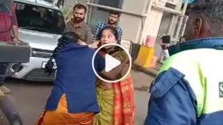 Viral Video: Woman & Female Employee Fight at Nashik Toll Booth, Push & Pull Each Other's Hair | Watch