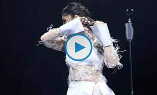 Turkish Singer Cuts Hair on Stage To Express Solidarity With Anti-Hijab Protests in Iran | Watch