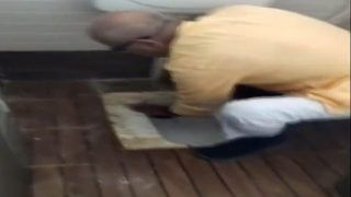 ये बीजेपी सांसद गंदा टॉयलेट देख खुद को रोक नहीं पाते, उनकी हरकत देख आप भी कहेंगे-क्या कर रहे नेताजी? Viral Video