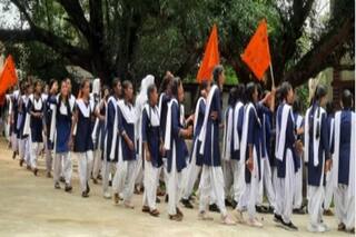 झारखंड: कहीं स्कूल की जर्जर बिल्डिंग, तो कहीं क्लासरूम की कमी से ऑड-इवेन सिस्टम लागू, सड़क पर उतरीं छात्राएं