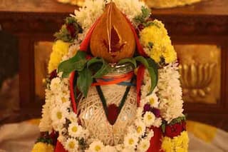 पूजा के वक्त जरूर रखें कलश के ऊपर लक्ष्मी जी की ये एक चीज, गुरु बृहस्पति भी हो जाएंगे प्रसन्न