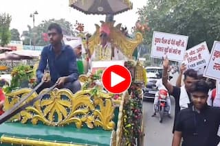 Viral Video: मृत घोषित किया तो बारात लेकर अधिकारियों के सामने पहुंच गए दादाजी, बोले- पेंशन बहाल करो । देखिए