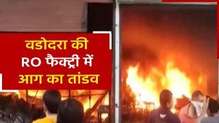Gujrat RO Plant Fire: गुजरात RO फैक्ट्री में लगी भीषण आग, कई दुकानें जलकर खाक | Watch Video