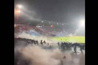 इंडोनेशिया में फुटबॉल मैच के बाद भगदड़ में हुई मौतें का आंकड़ा संशोधित किया गया, अब मृतकों की संख्या 127