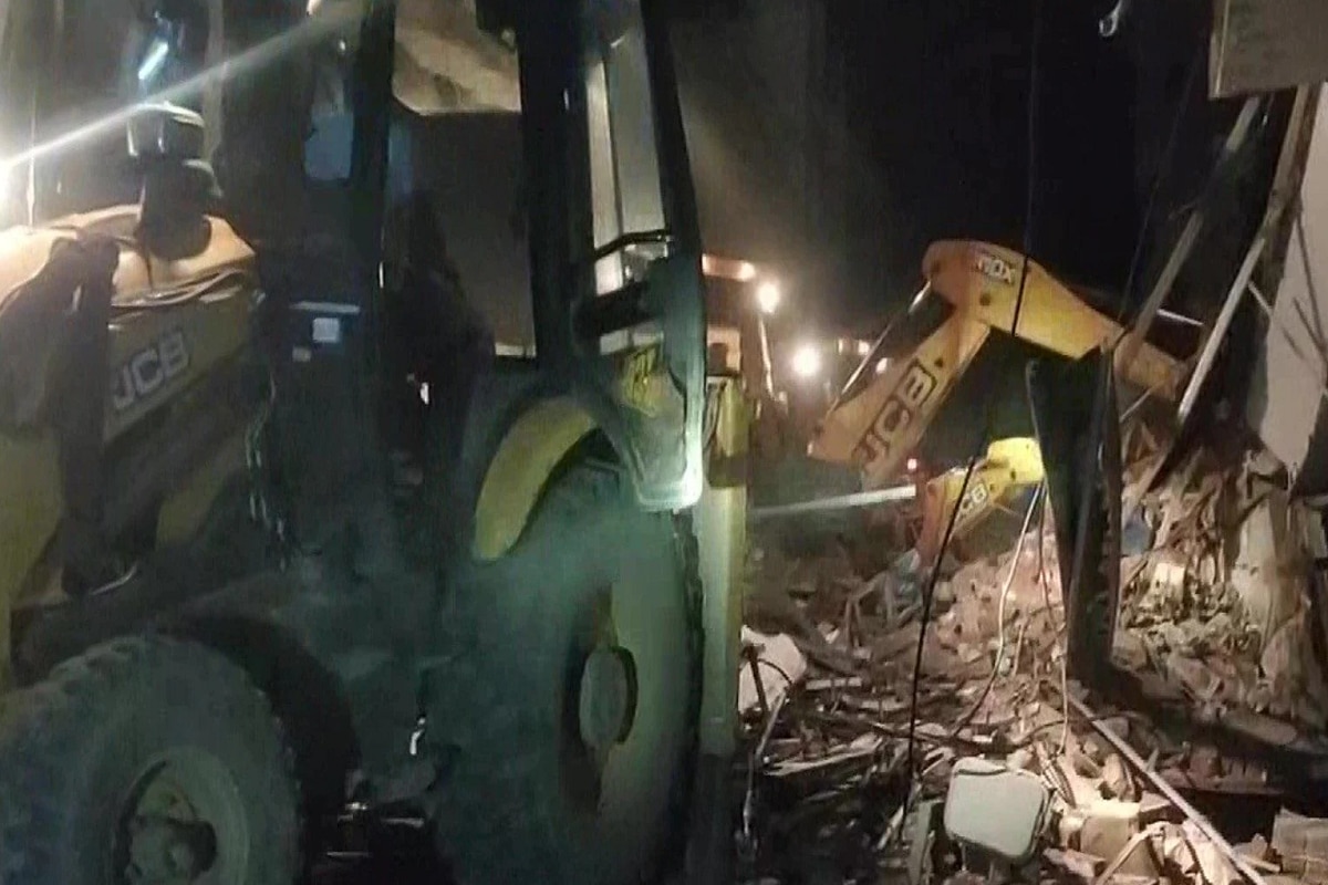 One Dead, Several Others Injured as Building Collapses in UP's Aligarh After Heavy Rains  | Rescue Ops Underway