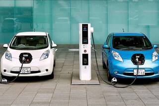 कार्बन उत्सर्जन कम करने के लिए दिल्ली हवाई अड्डे पर तैनात होंगे अधिक इलेक्ट्रिक वाहन, 2030 तक रखा ये बड़ा लक्ष्य