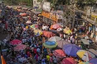 धनतेरस पर दिल्ली के बाजारों में खरीदारी के लिए भीड़, कई जगह ट्रैफिक जाम नजर आया