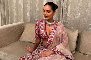 नेकलाइन ब्लाउज और लहंगे में सुपरबोल्ड Esha Gupta ने दिखाया दिलकश अंदाज, होश उड़ा देगी ड्रेस की कीमत