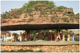 पांच लाख से अधिक श्रद्धालुओं ने गोवर्धन के तीन प्रमुख मंदिरों में पूजा-अर्चना की