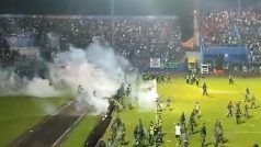 इंडोनेशिया में फ़ुटबॉल मैच के दौरान स्टेडियम में हिंसा, 127 लोगों की मौत, 180 घायल