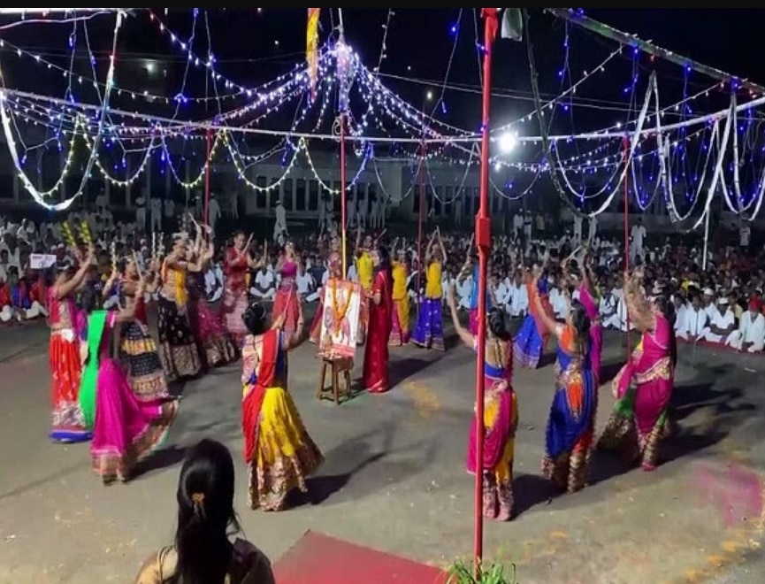 Jail Inmates Play 'Dandiya    to Celebrate Indore   s Triumph as Cleanest City