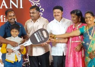 दिवाली पर गिफ्ट में कर्मचारियों को मिली कार और बाइक्स, इस व्यापारी ने जीता सबका दिल