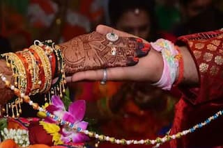 Karwa Chauth 2022: पति भी रख सकते हैं अपनी पत्नी की लंबी उम्र के लिए करवा चौथ का व्रत, जानें क्या हैं नियम?
