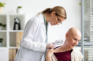 कीमोथेरैपी से जुड़े रिसर्च में हैरान करने वाला खुलासा, बच्चों से लकर नाती-पोतों तक को रहता है कैंसर का खतरा