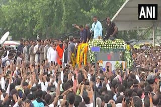 पंचतत्व में विलीन हुए मुलायम सिंह यादव, लाखों लोगों ने नम आंखों से दी अंतिम विदाई