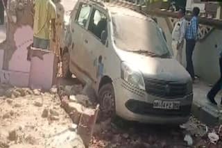 BREAKING: 4-5 Vehicles Trapped Under Debris After a Portion of Three-storey Building Collapses in Mumbai
