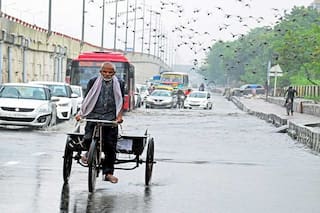 दिल्ली में कई इलाकों में अगले 2 घंटों में मध्यम से भारी तीव्रता के साथ गरज के साथ बारिश होने का अलर्ट