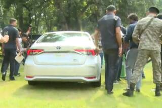 टोयोटा ने लॉन्च की सस्ते ईंधन से चलने वाली कार, नितिन गडकरी ने लिया सवारी का आनंद