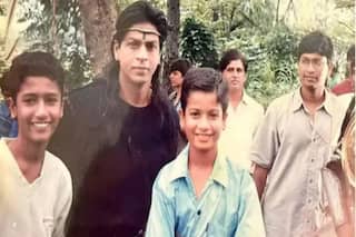 शाहरुख खान के बगल में खड़ा ये बच्चा बॉलीवुड में मचा रहा है धमाल, पत्नी भी है सुपरस्टार...क्या आपने पहचाना?