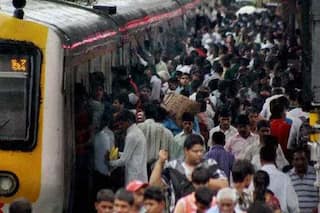 पश्चिम रेलवे ने भीड़ के मद्देनजर प्लेटफार्म टिकट की कीमत 10 रुपए से बढ़ाकर 50 रुपए की