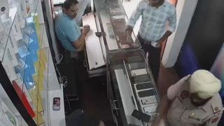 OMG! मोबाइल शॉप में पुलिसकर्मी की रिवॉल्वर से चली गोली, सीधे कर्मचारी को जा लगी | Watch Video