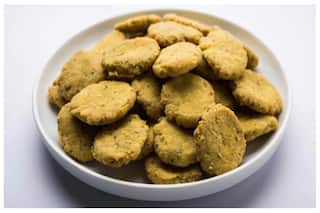 दिवाली पर करें कुछ नया ट्राई, 10 मिनट में बनाएं आलू की मठरी