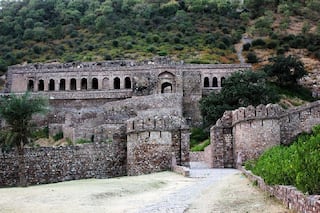 Bhangarh Fort: जानिये दिल्ली से कैसे पहुंचे भानगढ़? शाम 6 बजे बाद कोई नहीं जाता इस किले के अंदर