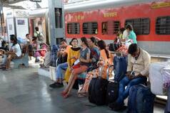रेलवे की सालाना कमाई लगभग छह महीने में दोगुनी! अप्रैल से अब तक यात्री खंड से 33,476 करोड़ रुपये की इनकम