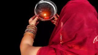 Karwa Chauth 2022: Women Break Fast, Perform Rituals As Moon Sighted in Delhi, Faridabad, Noida