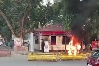 Video: Zomato Delivery Man Sets Bike on Fire, Damages Police Post in Delhi's Khan Market