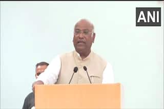 Mallikarjun Kharge: अध्यक्ष पद संभालते ही गरजे खरगे-न्यू इंडिया में भूख, प्रदूषण बढ़ रहा है, रुपया गिर रहा है