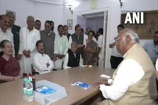 कांग्रेस में आज से खरगे राज, अध्यक्ष की कुर्सी पर बैठे मल्लिकार्जुन खरगे, सामने बैठे सोनिया-राहुल तो हुए भावुक