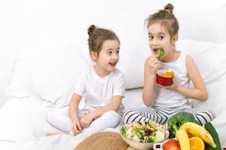 बच्चों के शरीर को गर्म रखने के लिए उन्हें क्या खिलाएं?