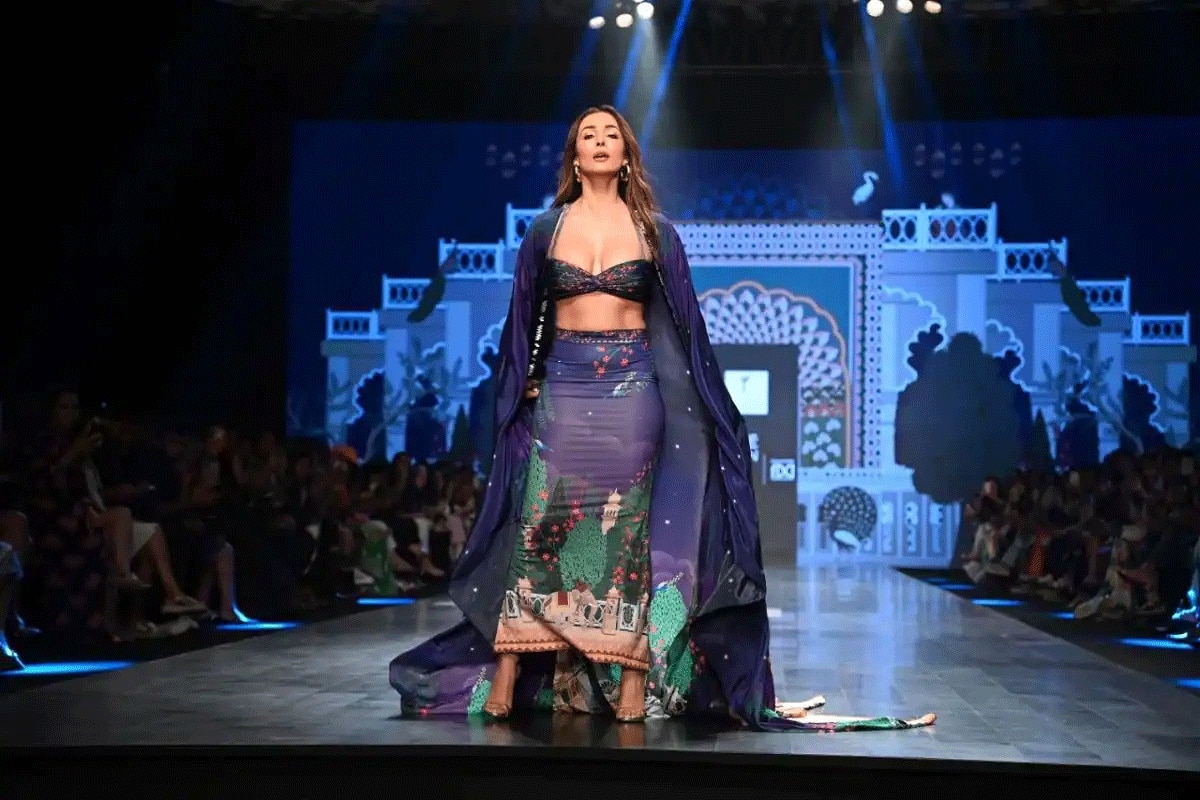 मलाइका अरोड़ा ने फैशन इवेंट में दिखाई अपनी सेक्सी बॉडी,  हॉट फिगर पर लट्टू हुए फैन्स