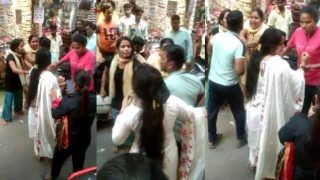 Viral Video: Ghaziabad Man Caught Red-Handed Shopping With Girlfriend On Karwa Chauth, Beaten Up By Wife