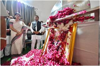 मुलायम सिंह यादव का अंतिम संस्कार आज, शिवपाल के कंधे पर सिर रखकर रोए अखिलेश; शोक में डूबे लोग