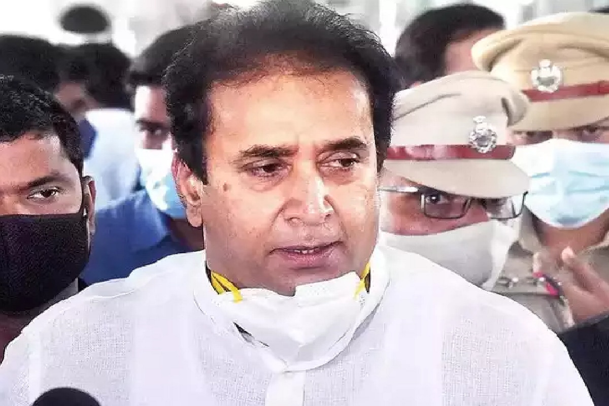 अनिल देशमुख का अपनी जमानत अर्जी में दावा- खुद को बचाने के लिए परमबीर और सचिन वाजे ने हाथ मिलाया