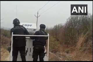 Anantnag Encounter: अनंतनाग में मुठभेड़ में मारा गया LeT आतंकी, ठिकानों की पहचान के लिए साथ ले गई थी सेना