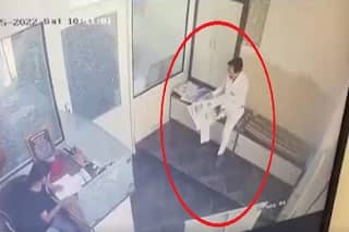 Businessman Dies While Reading Newspaper at Clinic in Rajasthan's Barmer; CCTV Clip Goes Viral | WATCH
