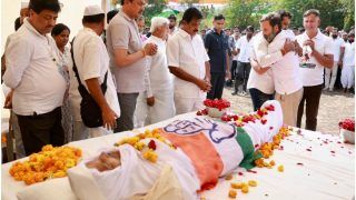 महाराष्ट्र में 'भारत जोड़ो यात्रा' के दौरान कांग्रेस नेता की मौत, राहुल गांधी ने दी अंतिम विदाई