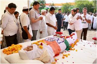 महाराष्ट्र में 'भारत जोड़ो यात्रा' के दौरान कांग्रेस नेता की मौत, राहुल गांधी ने दी अंतिम विदाई