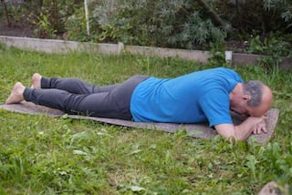 Yoga For Alzheimer's Patients: 5 Easy Asanas to Help People With This Neurological Disorder