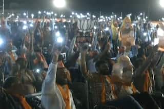 गुजरात चुनाव में PM मोदी के भाषण के बीच लोगों ने अपने मोबाइल फोन की फ्लैशलाइट जलाई, ये है वीडियो