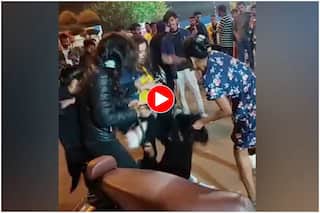 Viral Video: इंदौर में युवतियों की 'सरेराह गुंडागर्दी', महिला को बेल्ट और लात-घूंसों से पीटा, वायरल हो रहा वीडियो