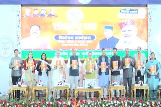 हिमाचल में बीजेपी का घोषणा पत्रः युवाओं को 8 लाख नौकरी, छात्राओं को स्कूटी; किसानों को भी लुभाया