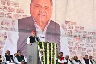 अखिलेश ने पिता मुलायम सिंह को दी श्रद्धांजलि, नेताजी ने गरीबों, दलितों, मजलूमों को सम्मान व सौहार्द के साथ जीना सिखाया