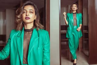 बगल में धनिया और तरबूज रख फुटपाथ पर बैठीं राधिका आप्टे, लोग बोले- कितने रुपए किलो दिए